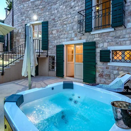 Lola's Summerhouse Villa *